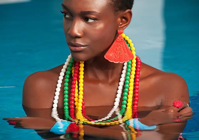 Gioielli impermeabili che non si rovinano al caldo o al contatto con l‘acqua salata: sarà questa la vera tendenza estiva in fatto di bijous che arriva da New York...