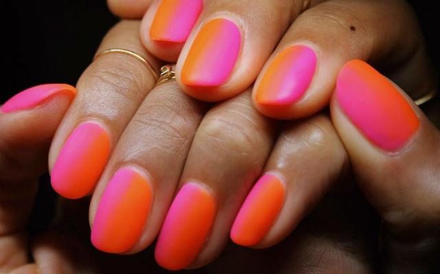 Secondo gli esperti newyorkesi di nail art a fare tendenza questa estate saranno colori audaci, divertenti decorazioni e unghie a forma di mandorla...