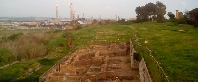 L'Acropoli di Gela e, sullo sfondo, il petrolchimico