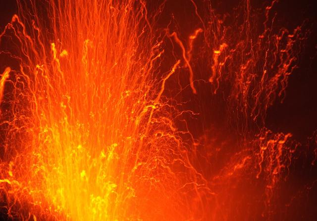 Esplosione di lava sullo Stromboli Esplosione di lava sullo Stromboli