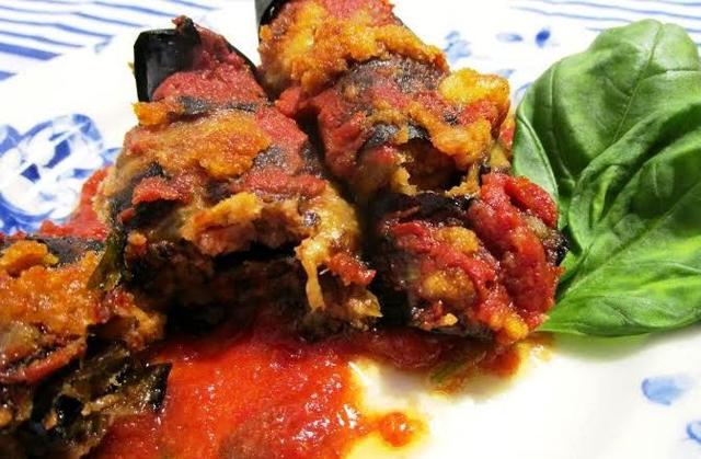 Involtini di melanzane con il pomodoro