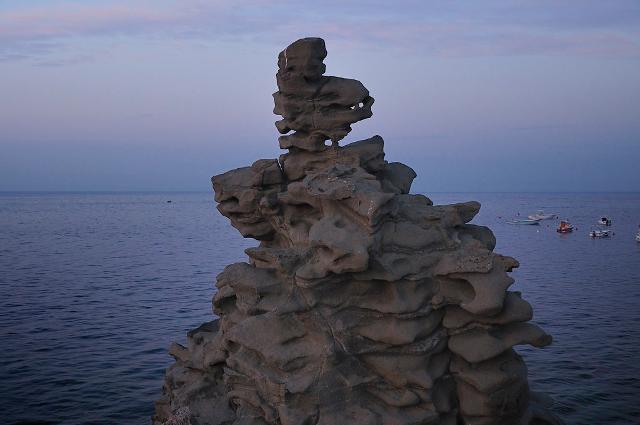 Un'affascinante faraglione nella Riviera dei Ciclopi Un'affascinante faraglione nella Riviera dei Ciclopi