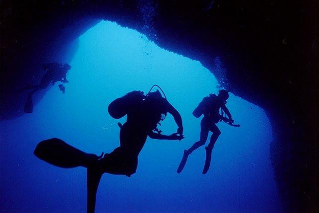 Sub dentro la galleria dell'immersione alle Terrazze Sub dentro la galleria dell'immersione alle Terrazze