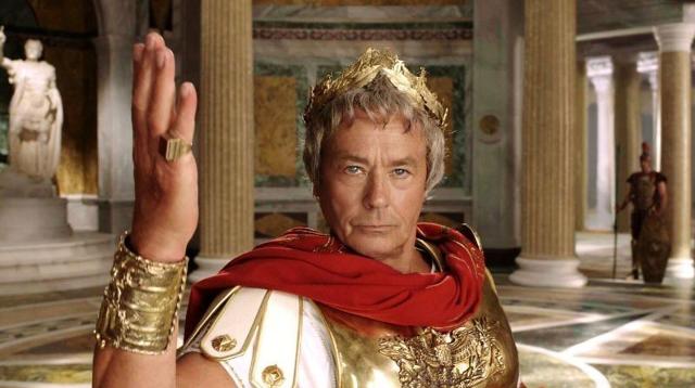 Alain Delon nei panni di Giulio Cesare nel film "Asterix alle Olimpiadi" (2018)