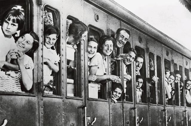 Foto storica di un treno popolare di Ferragosto