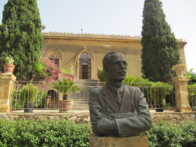 Il busto di Sir Alexander Hardcastle davanti l'entrata di Villa Aurea Il busto di Sir Alexander Hardcastle davanti l'entrata di Villa Aurea