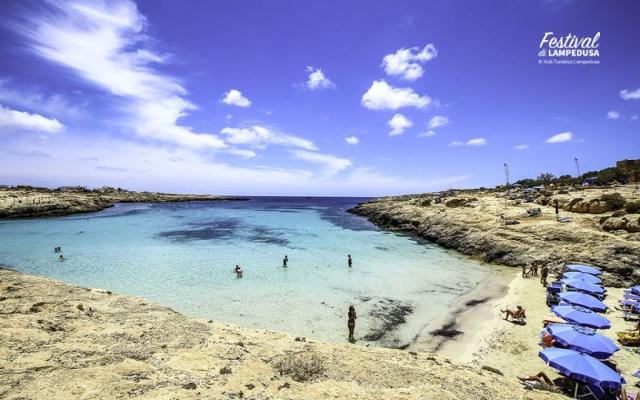 Lampedusa Spiaggia Della Guitgia Reti Anti Meduse Nets Anti Jellyfish