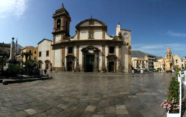 La piazza e il duomo di Carini