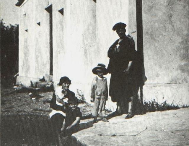 La famiglia Crowley davanti l'Abbazia di Thélema a Cefalù