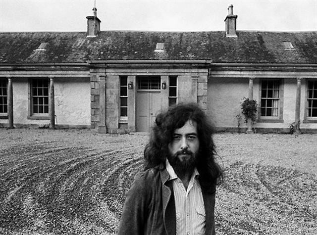 Jimmy Page davanti Boleskine House