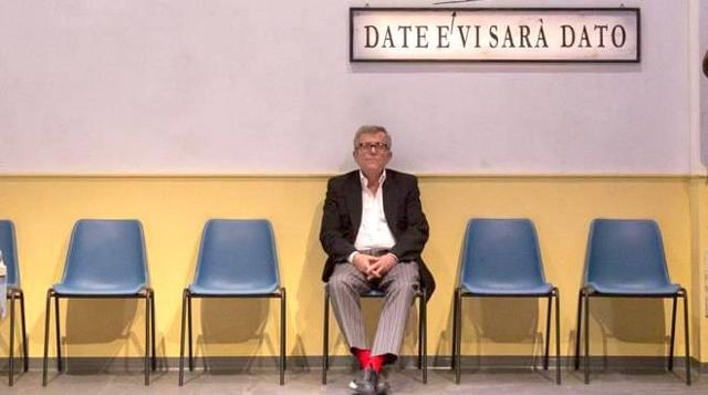 uomo-solo-in-fila