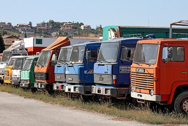 In Sicilia sono ancora tanti gli autocarri molto vecchi in circolazione...
