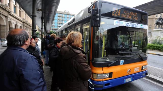 Bus gratis a Palermo per chi paga le tasse. La proposta del sindaco Orlando