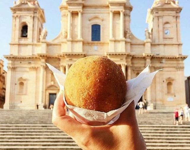 Tra i prodotti della Trinacria più conosciuti all'estero figurano le Arancine