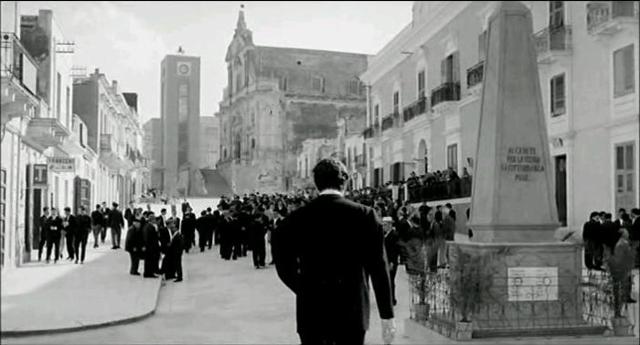 Marcello Mastroianni (di spalle) passeggia lungo Corso Garibaldi, a Ispica, in una scena di "Divorzio all'italiana"