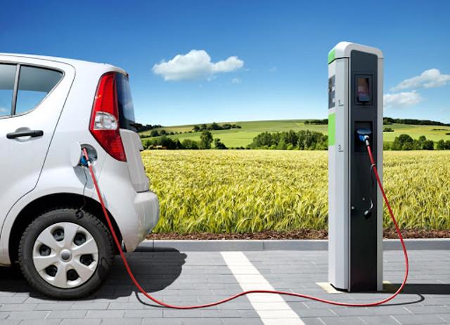 Se si decide di acquistare un'auto elettrica o ibrida (con emissioni di CO2 fino a 60 g/km) all'ecobonus si aggiungono 2mila euro di ulteriori contributi statali e 2mila euro di sconto del rivenditore
