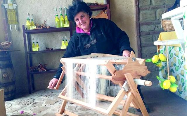 A Savoca c'è una ''farmacista-contadina'' che alleva i bachi e fila la ...