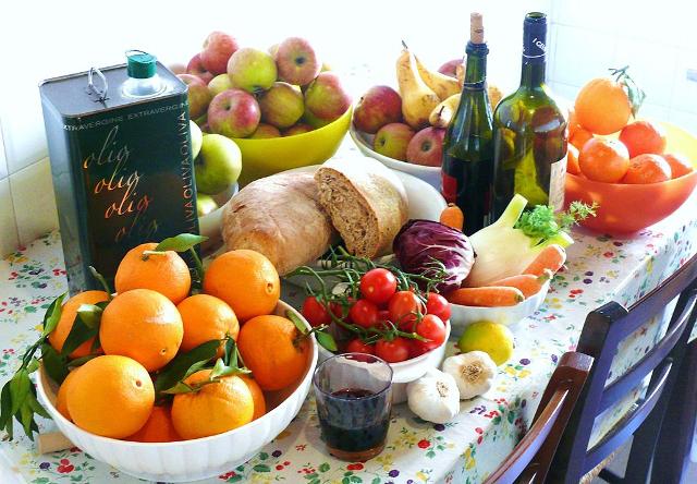 Alcuni degli alimenti che fanno parte della Dieta Mediterranea Alcuni degli alimenti che fanno parte della Dieta Mediterranea
