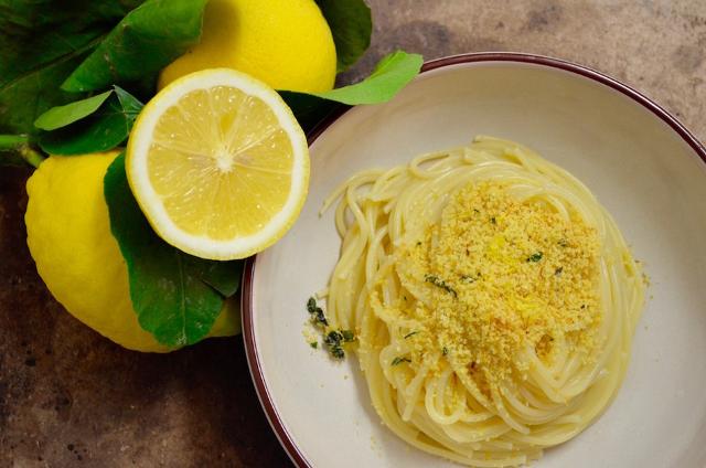 Chiudete gli occhi e respirate i limoni... La ricetta degli spaghetti alla siciliana consigliata dal Guardian!