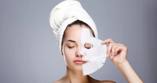 Oltre a una buona esfoliazione, è importante applicare una maschera adatta al nostro tipo di pelle