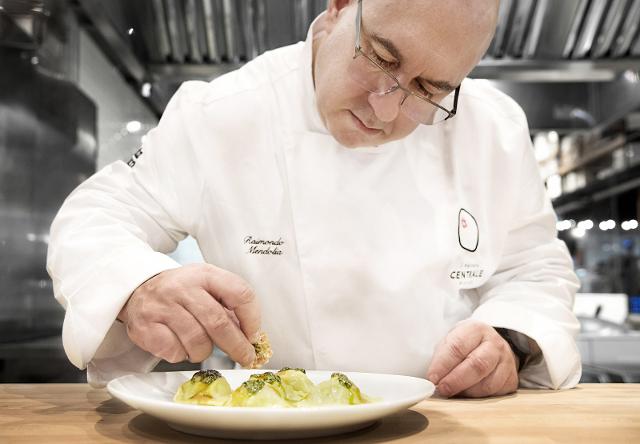 Lo chef pastaio Mendolia produrrà in Sicilia la sua pasta in ''camicia''