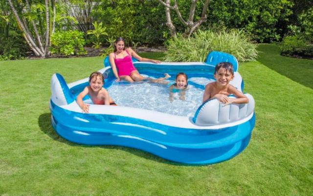Vacanze super sicure con piscine da giardino, materassini e sofà gonfiabili…