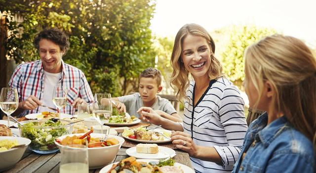 Ricordiamoci che la felicità è la base della salute e che, dunque, una dieta triste non porta a nulla ed è destinata a essere ben presto abbandonata.