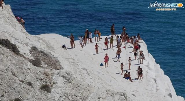 Scala dei Turchi, sotto sequestro, invasa dai vacanzieri