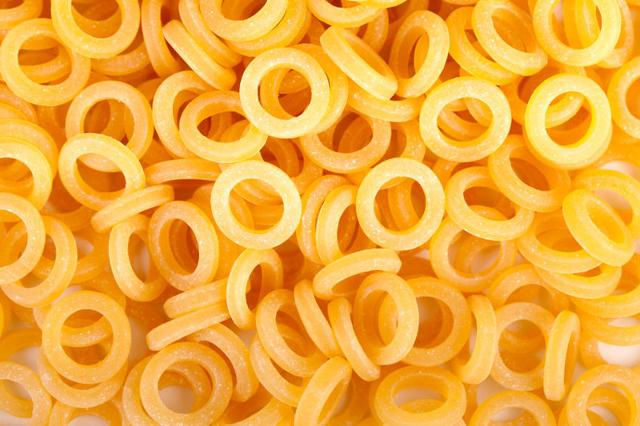 Anelletti, uno dei formati di pasta simbolo della Sicilia