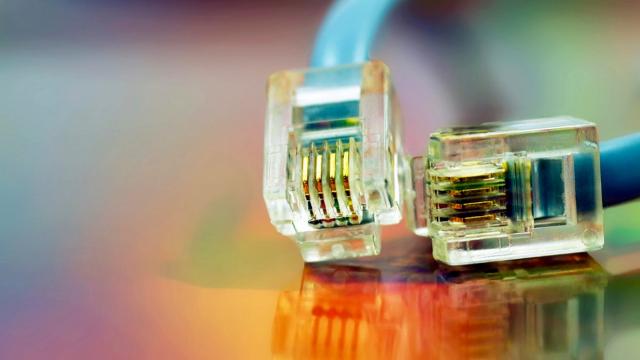 Il Bonus PC e Internet prevede contributi da 500 e 200 euro per le famiglie che intendono dotarsi di connessioni e strumenti per la navigazione, o migliorare quelli già in loro possesso.