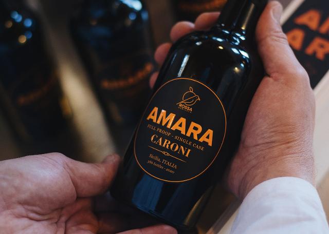 Amaro Amara, l'iconico liquore di arance rosse siciliane,  incontra Caroni