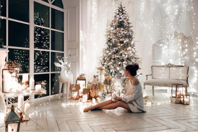 Gli abeti fotografati sui social più glamour sono soprattutto spruzzati di neve bianca con un effetto "aura" azzurra che si ottiene con giochi di luci sfumate... Gli abeti fotografati sui social più glamour sono soprattutto spruzzati di neve bianca con un effetto "aura" azzurra che si ottiene con giochi di luci sfumate...