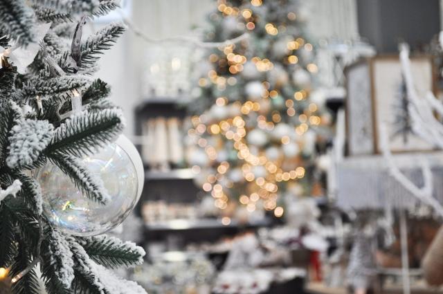 Must have per le feste imminenti è il bianco con effetti ghiaccio dalla tradizione scandinava. Perciò palline trasparenti o bianco-argentee... Must have per le feste imminenti è il bianco con effetti ghiaccio dalla tradizione scandinava. Perciò palline trasparenti o bianco-argentee...
