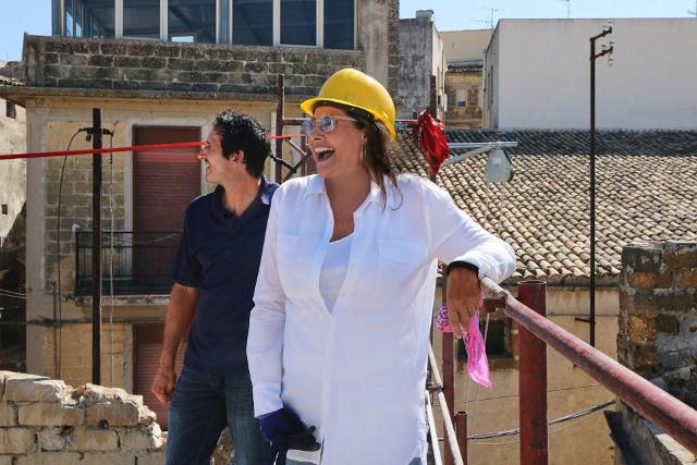 L'attrice Lorraine Bracco durante la ristrutturazione della sua "casa a 1 euro" a Sambuca di Sicilia