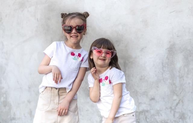 Anche i bambini dovrebbero indossare gli occhiali da sole