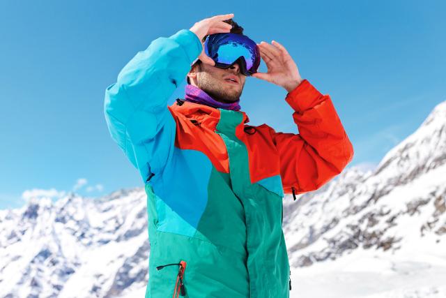 Gli occhiali da sole sono fondamentali per gli amanti degli sport invernali