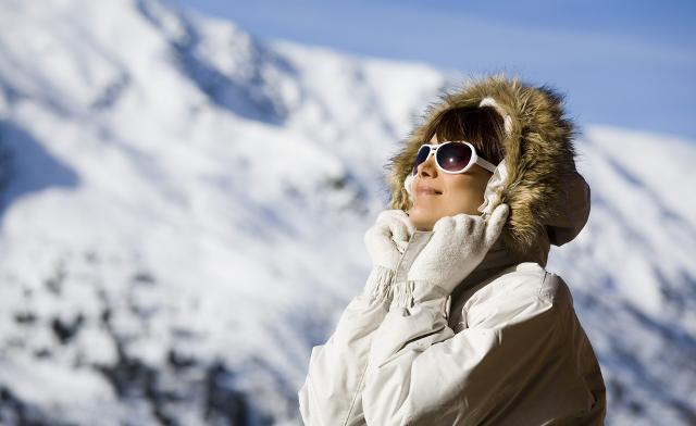 Gli occhiali da sole fanno da schermo contro il vento e il freddo