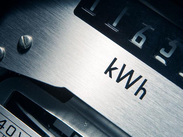 Chi paga le bollette luce più care in Italia?