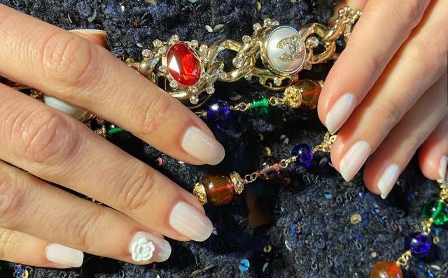 Le tendenze unghie 2021 sembrano spingere in maniera importante verso la nail art...