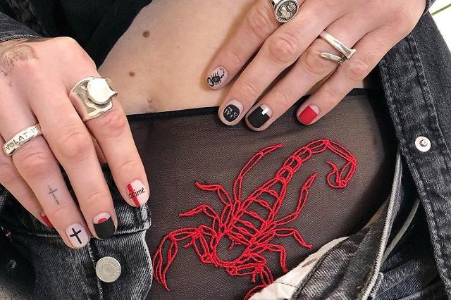 Una manicure che sia in sintonia con il colore della lingerie!