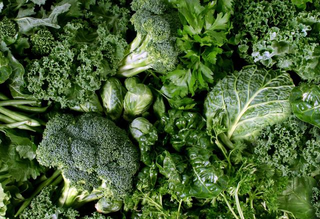 Le verdure e gli ortaggi di colore verde contengono vitamina C che aiuta ad aumentare l'assorbimento di ferro a livello intestinale Le verdure e gli ortaggi di colore verde contengono vitamina C che aiuta ad aumentare l'assorbimento di ferro a livello intestinale
