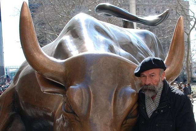Arturo Di Modica accanto al suo Charging Bull