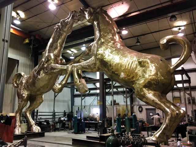 Il prototipo della scultura "I Cavalli dell'Ippari" nel laboratorio di Arturo Di Modica a Vittoria