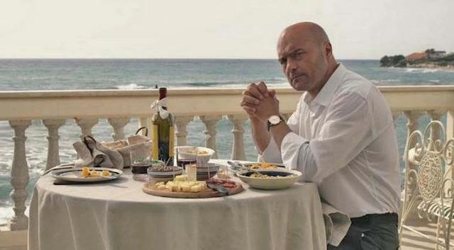 Il commissario Montalbano pranza nel terrazzo della sua casa a Punta Secca