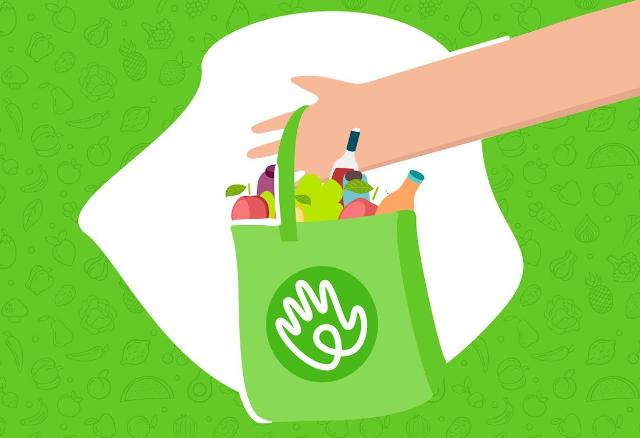 Fare la spesa con Everli è davvero semplice e veloce: basterà registrarsi al sito o all'App e - una volta inserito l'indirizzo di consegna - occorrerà selezionare il supermercato di fiducia per iniziare a riempire il proprio carrello virtuale. L'ordine verrà inoltrato ad uno Shopper che si occuperà di effettuare la spesa nel punto vendita indicato e consegnarla all'indirizzo e all'orario concordato al momento dell'ordine.