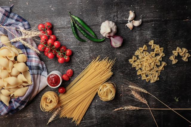 Mangiare pasta a cena fa bene, rilassa, facilita il sonno e se mangiata nella giusta quantità e con i giusti condimenti non fa ingrassare, anzi fa dimagrire!