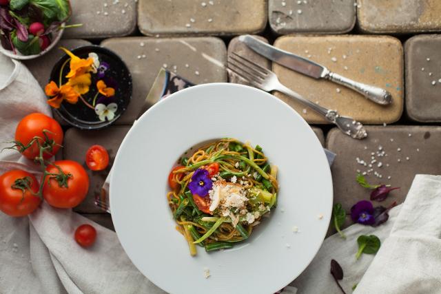 Ottima di sera anche una pasta "gialla" ai legumi, come nel caso delle penne con piselli e funghi o di una pasta e fagioli...