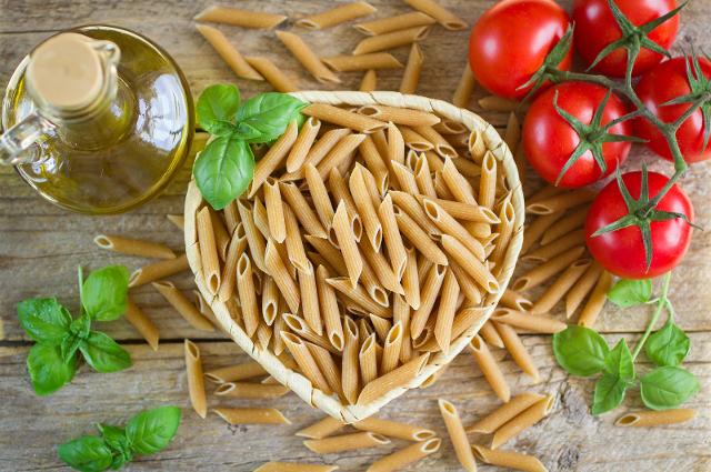 La porzione di pasta consigliata di sera è di massimo 80 grammi, e andrebbe preferita quella integrale...