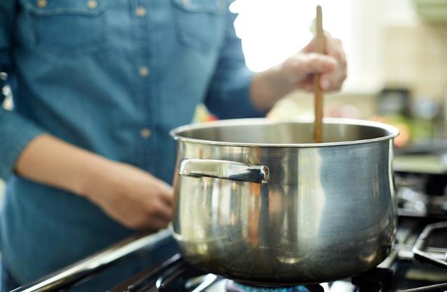 7. LA PENTOLA, QUELLA GIUSTA. E IL MESTOLO, MEGLIO SE DI LEGNO