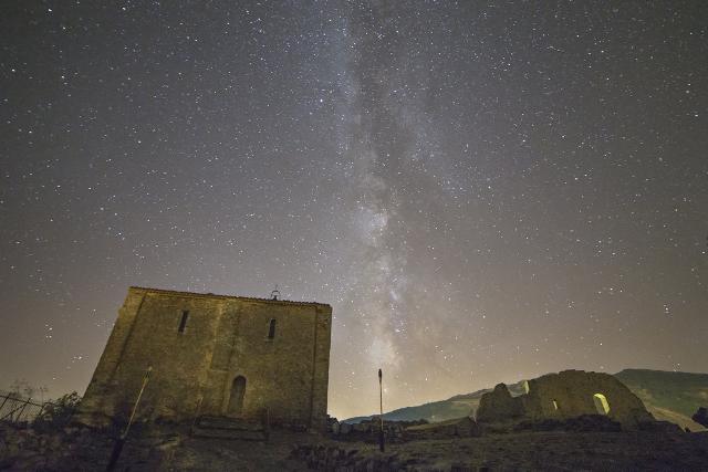 Il castello dei Ventimiglia, la Via Lattea - ph Giuseppe Fazio